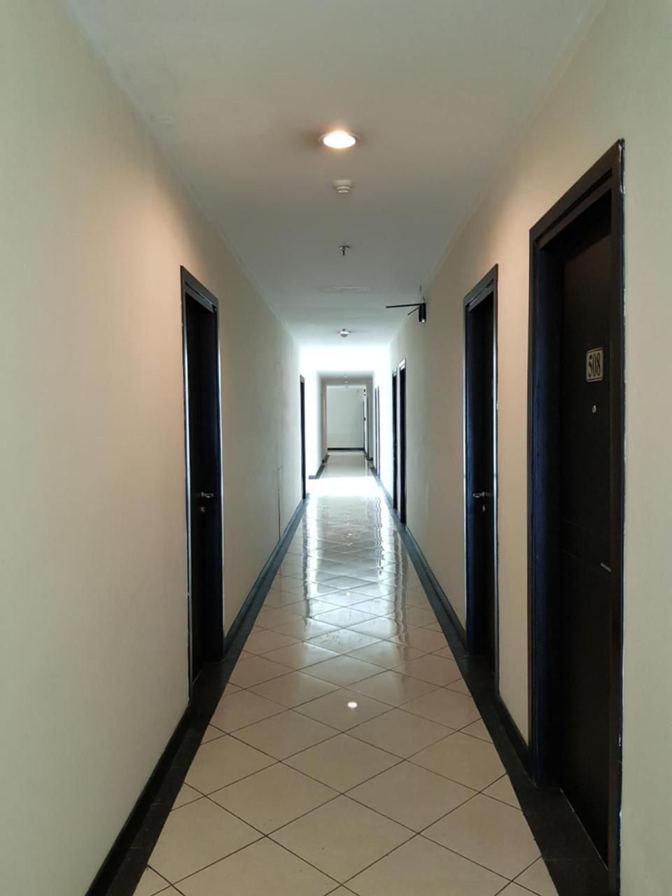 Reddoorz Plus @ Tanah Abang Hotel Jakarta Exterior photo