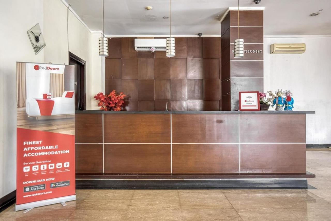 Reddoorz Plus @ Tanah Abang Hotel Jakarta Exterior photo